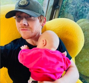 ギネス世界記録を達成した愛娘とのツーショット（画像は『Rupert Grint　2020年11月10日付Instagram「Hey Instagram....only 10 years late, but here I am.」』のスクリーンショット）