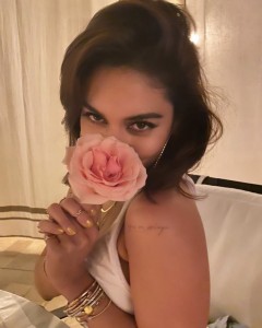 タッカー選手との交際説が浮上したヴァネッサの投稿（画像は『Vanessa Hudgens　2020年11月22日付Instagram「Date night」』のスクリーンショット）