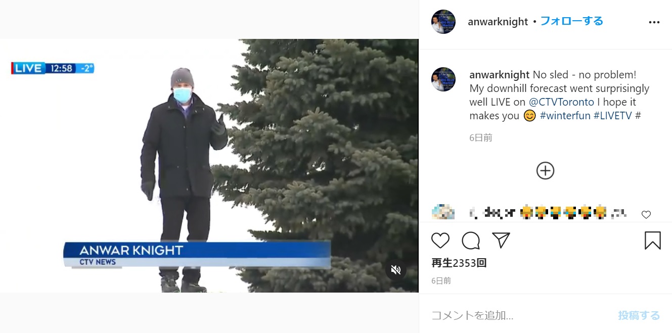 丘の上で中継していたリポーターだったが…（画像は『Anwar Knight　2021年1月13日付Instagram「No sled - no problem!」』のスクリーンショット）