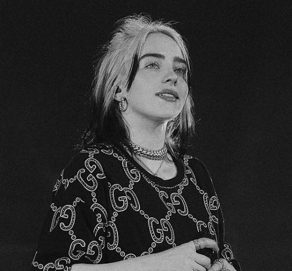 兄の恋人クラウディアと仲良しのビリー（画像は『BILLIE EILISH　2020年12月22日付Instagram「miss」』のスクリーンショット）