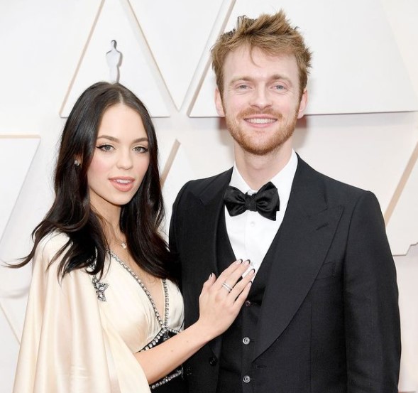 フィニアスの恋人クラウディアはビリーにそっくり（画像は『FINNEAS　2021年2月10日付Instagram「THE OSCARS BABY」』のスクリーンショット）