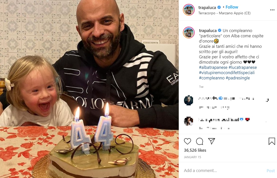 ルカさんの44歳の誕生日を祝うアルバちゃん（画像は『trapaluca　2021年1月15日付Instagram「Un compleanno “particolare” con Alba come ospite d’onore!」』のスクリーンショット）