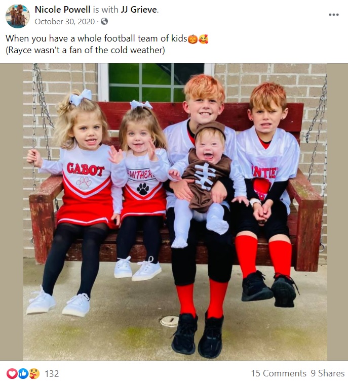 仲良しで笑顔が絶えない5人きょうだい（画像は『Nicole Powell　2020年10月30日付Facebook「When you have a whole football team of kid」』のスクリーンショット）