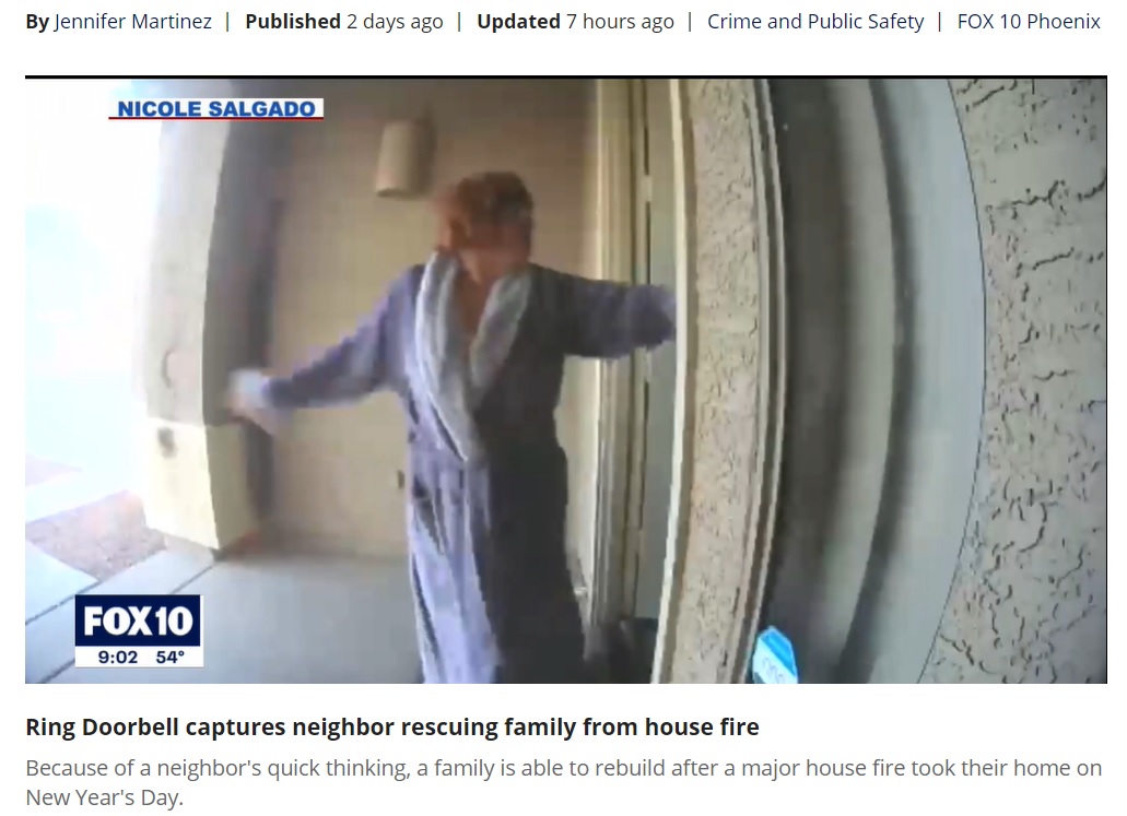 周囲に煙が充満する中で、必死にドアを叩く隣人女性（画像は『FOX 10 Phoenix　2021年1月5日付「Ring Doorbell captures neighbor rescuing family from house fire」』のスクリーンショット）