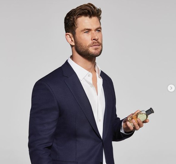 マッチョボディでお馴染みのクリス・ヘムズワース（画像は『Chris Hemsworth　2020年12月18日付Instagram「Want to be a boss this holiday season?」』のスクリーンショット）