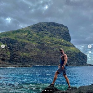 岩の上に1人で立つクリス（画像は『Chris Hemsworth　2021年1月19日付Instagram「Great to get away for a few days to ＠visitlordhoweisland before starting on ＃thorloveandthunder this week!」』のスクリーンショット）