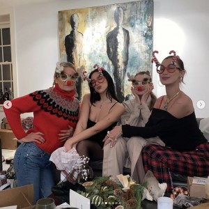 アンワルの姉ジジ＆ベラ・ハディッドらとクリスマスを過ごしたデュア・リパ（画像は『DUA LIPA　2020年12月27日付Instagram』のスクリーンショット）