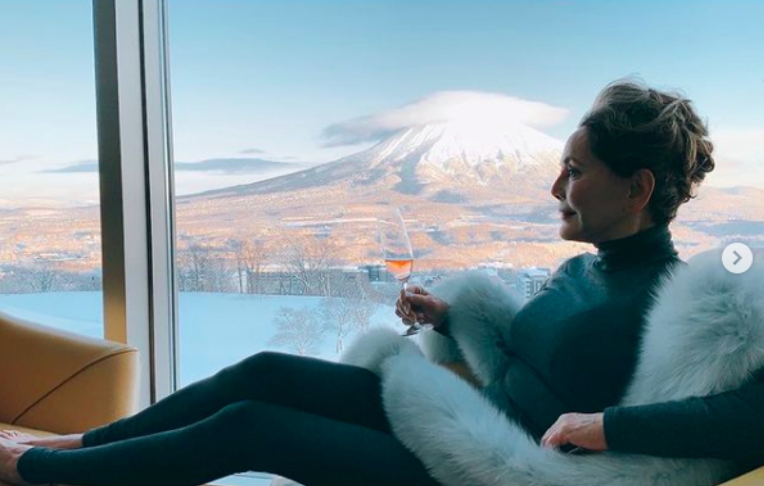 羊蹄山を眺めて寛ぐデヴィ夫人（画像は『デヴィ夫人（dewisukarno）　2021年1月2日付Instagram「明けましておめでとうございます」』のスクリーショット）