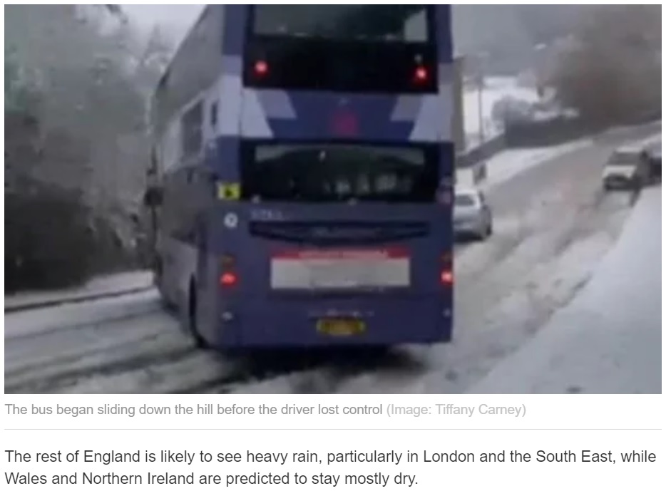 雪に覆われた斜面を下り、スリップしてしまったバス（画像は『Express.co.uk　2021年1月15日付「Heavy snow video: Halifax bus seen careering downhill out of control in staggering footage」（Image: Tiffany Carney）』のスクリーンショット）