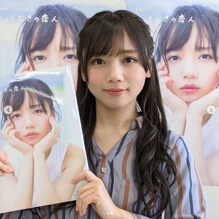 初のソロ写真集を手にした日向坂46・齊藤京子（画像は『日向坂46 齊藤京子1st写真集「とっておきの恋人」公式　2021年1月20日付Instagram「昨日の会見の様子をチラ見せ」』のスクリーンショット）