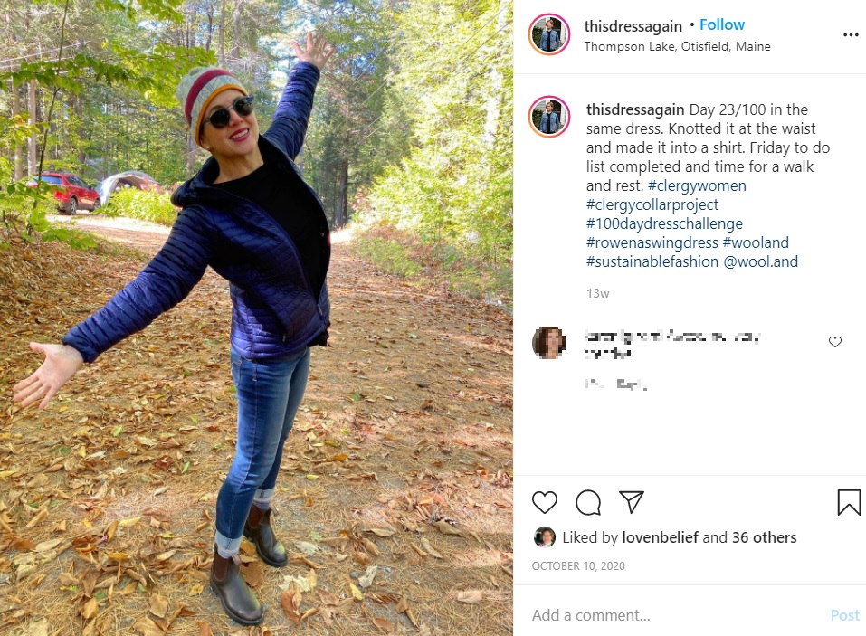 ドレスにジーンズをはき全く違った雰囲気のサラさん（画像は『Sarah Robbins-Cole　2020年10月10日付Instagram「Day 23/100 in the same dress.」』のスクリーンショット）