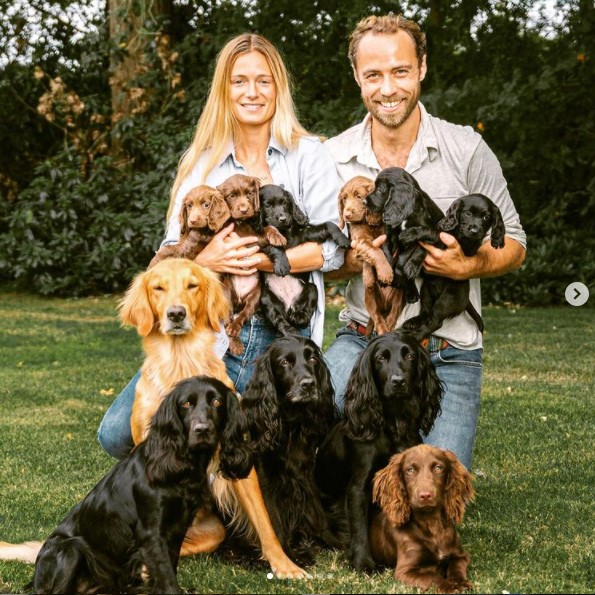 6匹の子犬を抱くジェームズさんと婚約者アリジーさん（画像は『James Middleton　2020年7月24日付Instagram「56 days ago you were born, 56 days of early starts, lots of poo and half eaten socks but 56 days of pure joy watching you grow.」』のスクリーンショット）