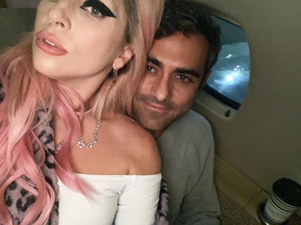 飛行機の中でくつろぐガガとポランスキー氏（画像は『Lady Gaga　2020年3月6日付Instagram「I’ve got a STUPID love」』のスクリーンショット）