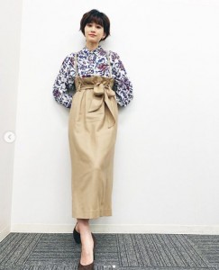 前田敦子、カレンダーお渡し会での衣装（画像は『前田敦子　2020年12月27日付Instagram「昨日は2021年カレンダー発売、リモートイベント昼から夜までお付き合いいただきありがとうございました」』のスクリーンショット）