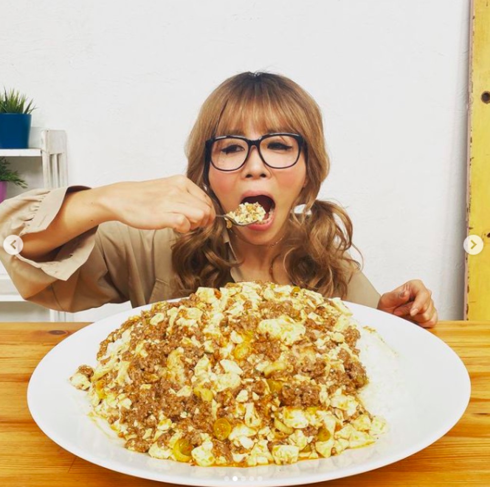 食べ方もそっくり（画像は『ミラクルひかる　2021年1月26日付Instagram「ギャル曽根さーんだぞ！」』のスクリーンショット）