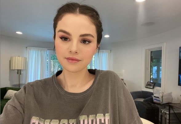 セレーナ・ゴメス「解決に向けて前進を」とも（画像は『Selena Gomez　2020年11月20日付Instagram「BTS wearing ＠rarebeauty for Friendsgiving Special of my cooking show on ＠hbomax!」』のスクリーンショット）