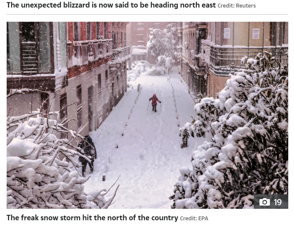 街中でスキーを楽しむ姿も多数目撃された（画像は『The Irish Sun　2021年1月10日付「SNOW HORROR Spain snowstorm – Four dead after Madrid is buried in 50cm snow as Storm Filomena leaves 1,000 cars trapped」（Credit: EPA）』のスクリーンショット）