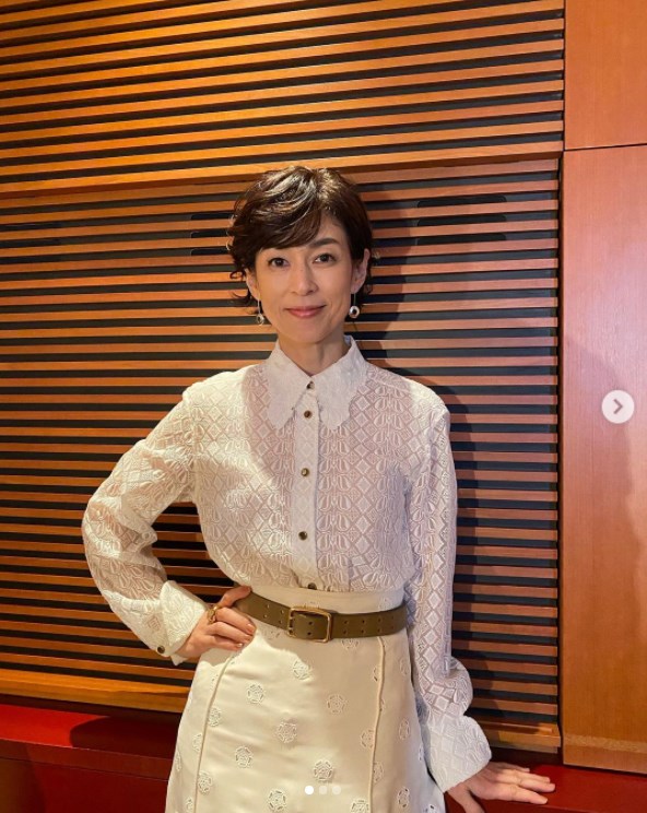 鈴木保奈美『おとなの事情～スマホをのぞいたら』完成披露試写会の衣装（画像は『鈴木保奈美　2020年12月22日付Instagram「来年1月8日公開の映画「おとなの事情～スマホをのぞいたら」完成披露試写会が行われました。」』のスクリーンショット）