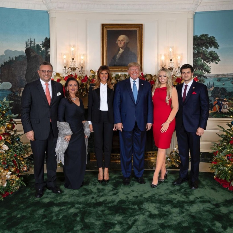 マイケルさんの両親を交えた集合写真（画像は『Tiffany Ariana Trump　2019年12月24日付Instagram「It’s beginning to feel a lot like Christmas」』のスクリーンショット）