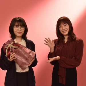 『ウチの娘は、彼氏が出来ない!!』で親子役、菅野美穂が成人式を迎えた浜辺美波にプレゼント（画像は『ウチの娘は、彼氏が出来ない!!【ドラマ公式】　2021年1月11日付Instagram「＃浜辺美波 さん新成人おめでとうございます！」』のスクリーンショット）