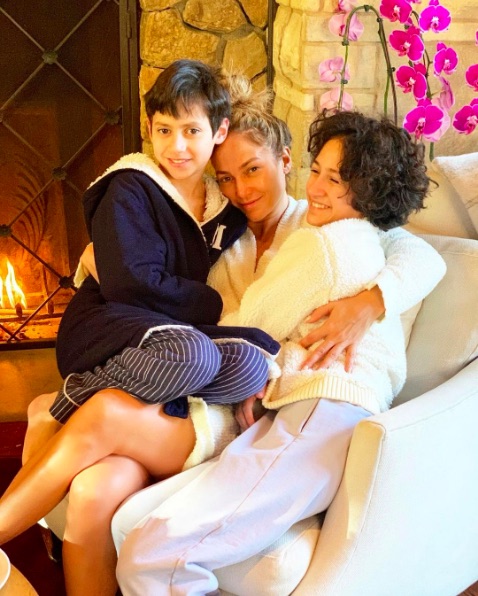 ジェニファー・ロペス、双子の子供達が13歳に（画像は『Jennifer Lopez　2020年12月5日付Instagram「I love that they still want to sit on mama’s lap!」』のスクリーンショット）