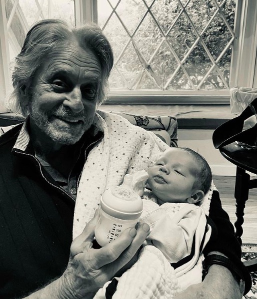 “ダグラス王朝”の絵になるツーショット（画像は『Michael Douglas　2021年1月19日付Instagram「First time I’ve seen my month old grandson, Ryder!」』のスクリーンショット）