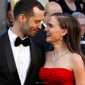 夫ベンジャミン・ミルピエとナタリー・ポートマン（画像は『Natalie Portman　2020年1月1日付Instagram「I’m so grateful for this most beautiful decade yet」』のスクリーンショット）