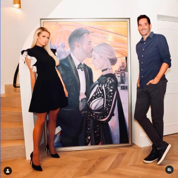 パリスからのプレゼントに恋人カーター・リウム氏も笑顔見せる（画像は『Paris Hilton　2021年2月6日付Instagram「This song describes you perfectly my love!」』のスクリーンショット）