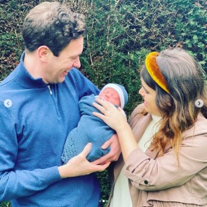 愛息に優しい眼差しを向ける夫妻（画像は『Princess Eugenie　2021年2月20日付Instagram「We wanted to introduce you to August Philip Hawke Brooksbank..」』のスクリーンショット）