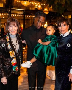 ドレスアップしたストーミーちゃん、父親＆祖母＆曽祖母と（画像は『Kris Jenner　2021年2月1日付Instagram「Happy Birthday to my beautiful granddaughter Stormi!!!!!」』のスクリーンショット）