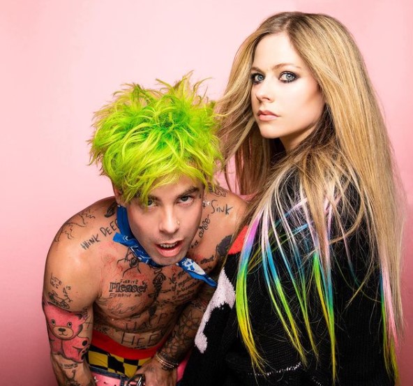 モッド・サンとアヴリル、コラボがきっかけで親密な仲へ（画像は『Avril Lavigne　2021年1月1日付Instagram「“Flames” with ＠modsun featuring me January 8th pre save now」』のスクリーンショット）