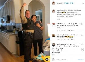 妻と抱き合って喜ぶバリーさん（画像は『Victoria Glosson　2021年2月14日付Instagram「Telling my dad I’m CANCER FREE!」』のスクリーンショット）