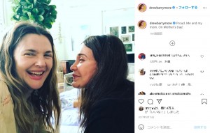 母ジェイドさんとの関係にも回復の兆しが（画像は『Drew Barrymore　2017年5月15日付Instagram「Proud. Me and my mom. On Mother’s Day!」』のスクリーンショット）