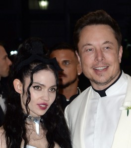 恋人イーロン・マスク氏の開発に興味津々のグライムス