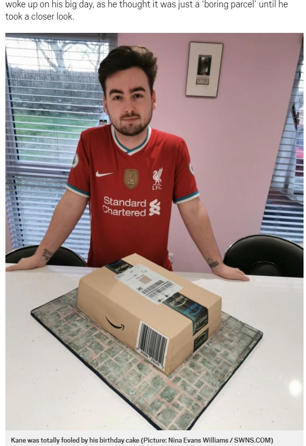 Amazonからの荷物だと当初は息子も勘違い（画像は『Metro　2021年2月9日付「Mum creates incredible birthday cake that looks just like an Amazon package」（Picture: Nina Evans Williams / SWNS.COM）』のスクリーンショット）