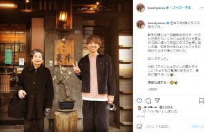 ロケした店の前で母親と（画像は『アインシュタイン 河井ゆずる　2021年2月13日付Instagram「店出て2秒後にタバコ吸うてた。」』のスクリーンショット）