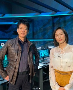 『24 JAPAN』で夫婦役を演じている唐沢寿明と木村多江（画像は『木村多江　2021年2月12日付Instagram「薄着のロケがきついだろうと唐沢寿明さんが発熱ダウンとネックウォーマーをくださいました。」』のスクリーンショット）