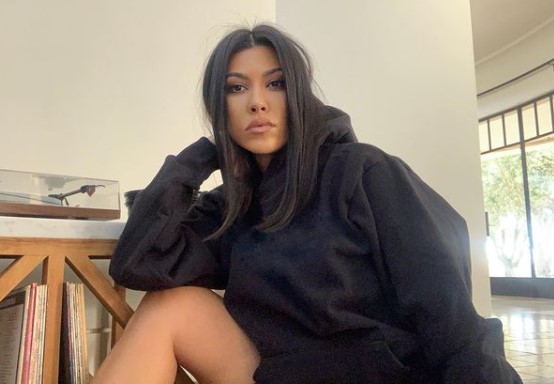 ついにトラヴィス・バーカーとの交際を認めたコートニー（画像は『Kourtney Kardashian　2021年1月26日付Instagram「Thoughts on cool, clean, discovery products for shop.poosh.com ?」』のスクリーンショット）