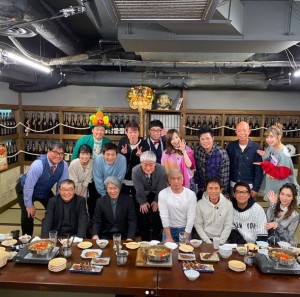 『ダウンタウンなう』で特集した福岡県人会メンバー（画像は『Jun Kurose　2020年2月7日付Instagram「今日はダウンタウンなうで福岡県人会オンエアです」』のスクリーンショット）