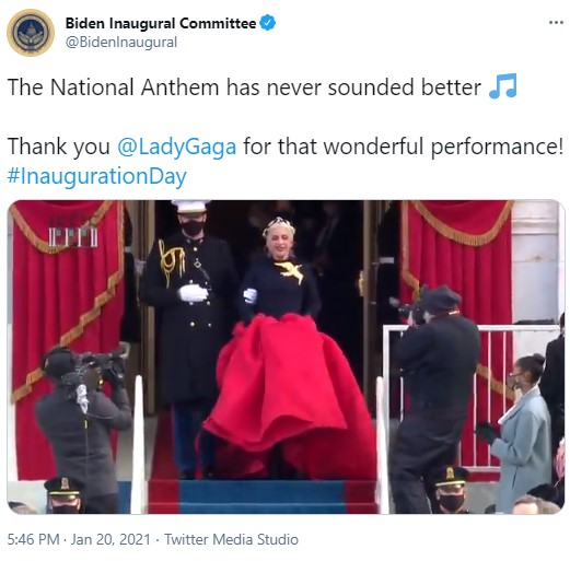 ガガをエスコートした海兵隊員が裏話を明かす（画像は『Biden Inaugural Committee　2021年1月20日付Twitter「The National Anthem has never sounded better」』のスクリーンショット）