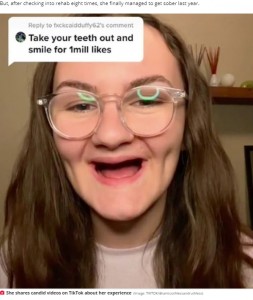 入れ歯をはずして笑顔を見せるフェイスさん（画像は『Daily Star　2021年2月4日付「Former drug addict makes amazing transformation after losing all her teeth to meth」（Image: TIKTOK/＠iamtoothlessandruthless）」』のスクリーンショット）