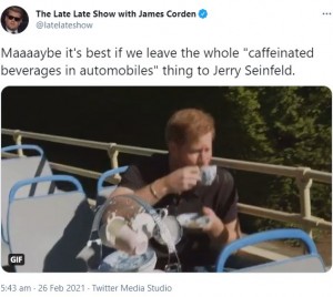 2階建てバスに乗りロケを行ったヘンリー王子（画像は『The Late Late Show with James Corden　2021年2月26日付Twitter「Maaaaybe it’s best if we leave the whole “caffeinated beverages in automobiles” thing to Jerry Seinfeld.」』のスクリーンショット）