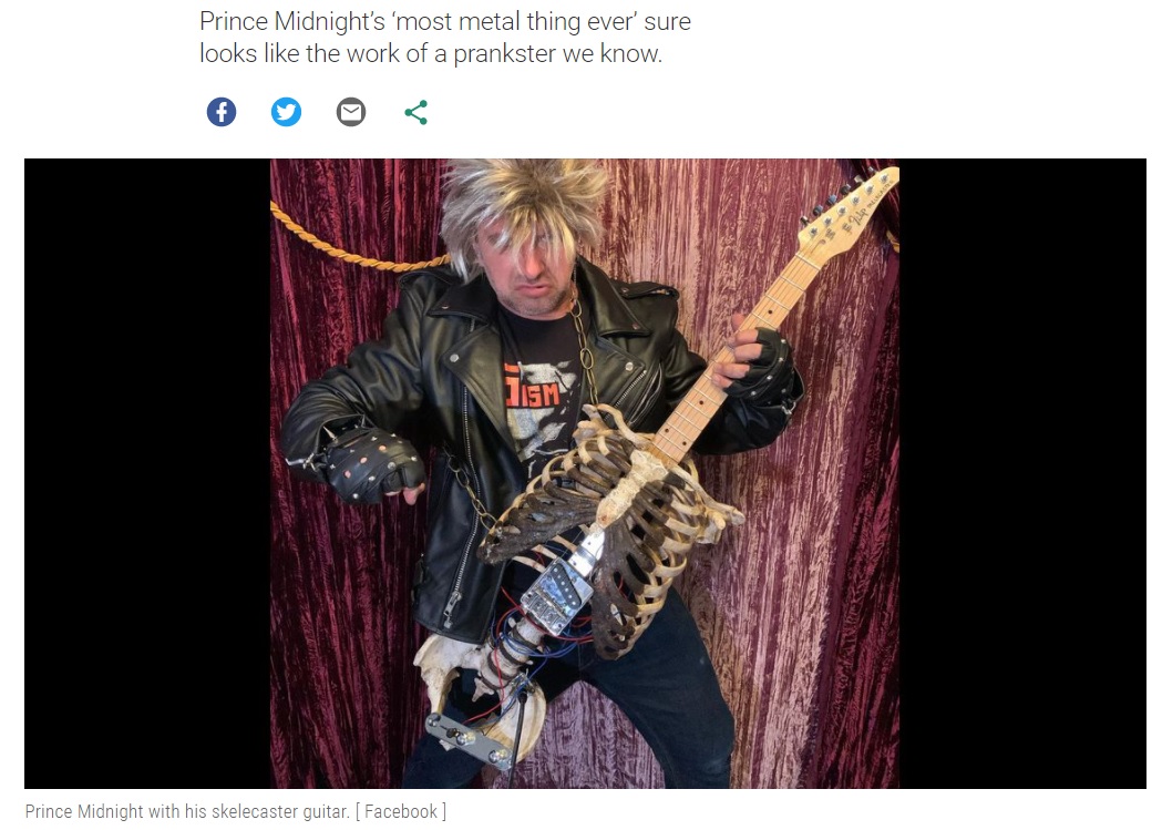 出来上がった骨のギターを手にするプリンスさん（画像は『Tampa Bay Times　2021年2月11日付「Tampa man who ‘built guitar from uncle’s skeleton’ sure looks familiar」（Facebook）』のスクリーンショット）