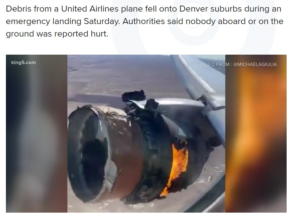 上空で燃える飛行機のエンジン（画像は『KING5.com　2021年2月20日付「‘Very rare’: Aviation expert John Nance describes engine failure on Boeing 777-200 near Denver」』のスクリーンショット）