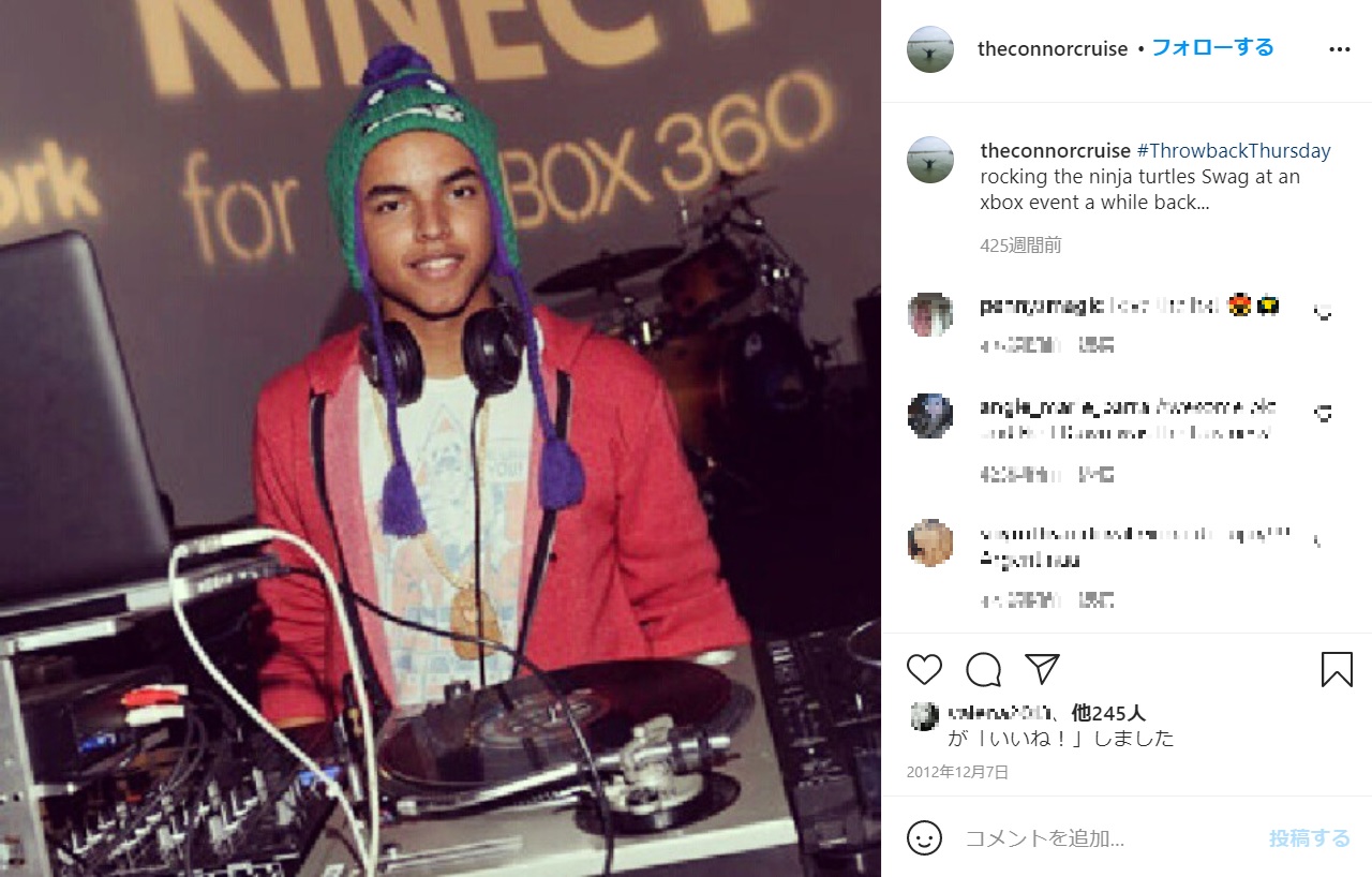 10代の頃からDJとして活動するコナー（画像は『Connor Cruise　2012年12月6日付Instagram「＃ThrowbackThursday rocking the ninja turtles Swag at an xbox event a while back...」』のスクリーンショット）