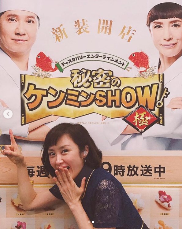 夫・田中裕二がMCを務める『秘密のケンミンSHOW極』のポスターを見つけた山口もえ（画像は『山口もえ　Moe Yamaguchi　2021年2月13日付Instagram「『そこまで言って委員会NP』の議長 辛坊治郎さんが念願の船旅へ出発されるとのこと」』のスクリーンショット）