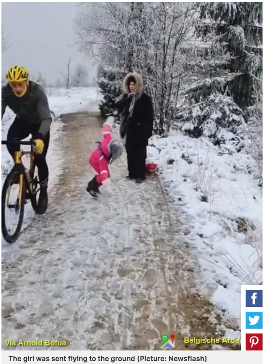 地面に倒れる女児（画像は『Metro　2021年3月5日付「Cyclist who knocked five-year-old girl to the floor is fined just €1」（Picture: Newsflash）』のスクリーンショット）