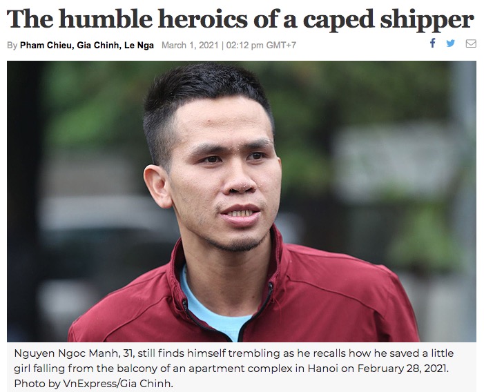 転落した女児を素手で受け止めた男性（画像は『VnExpress　2021年3月1日付「The humble heroics of a caped shipper」（Photo by VnExpress/Gia Chinh）』のスクリーンショット）