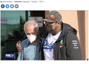 77歳の誕生日に小切手を贈られたホセさん（画像は『FOX 11 Los Angeles　2021年3月12日付「77-year-old substitute teacher who lives in his car gifted ＄27,000 check by former student」』のスクリーンショット）