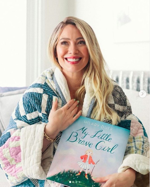 絵本作家デビューも果たしたヒラリー・ダフ（画像は『Hilary Duff　2021年3月23日付Instagram「MY LITTLE BRAVE GIRL is out today!」』のスクリーンショット）